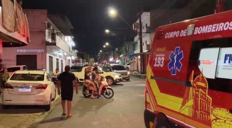 Casa pega fogo e moradores entram em desespero, no bairro Alvorada; veja vídeo