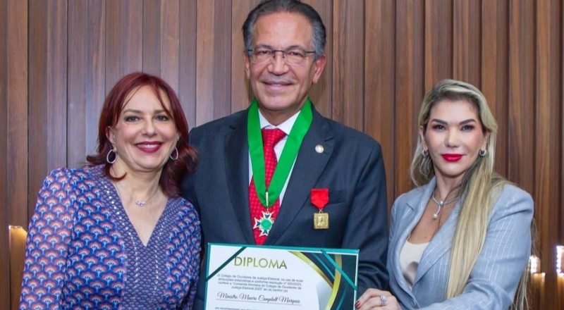 Presidentes do Colégio de Ouvidores da Justiça Eleitoral e do TRE-AM entregam Comenda de Honra ao ministro Mauro Campbell