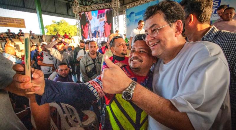 Eduardo Braga entrega mil coletes e capacetes a mototaxistas em Manacapuru e anuncia novo Cirandródomo