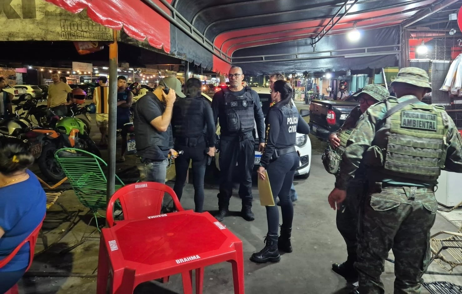 Polícia fecha bar e dona do estabelecimento é presa por poluição sonora em Manaus