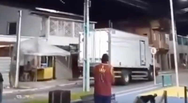 Vídeo chocante mostra momento em que homem é eletrocutado e fica ‘colado’ em poste; veja