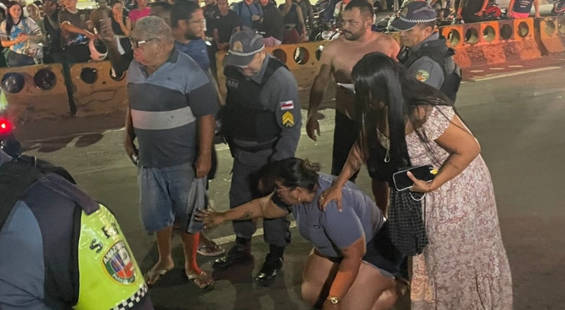 Mãe se desespera ao ver filho morto em grave acidente na Torquato Tapajós: “ele estava trabalhando!”; veja vídeo