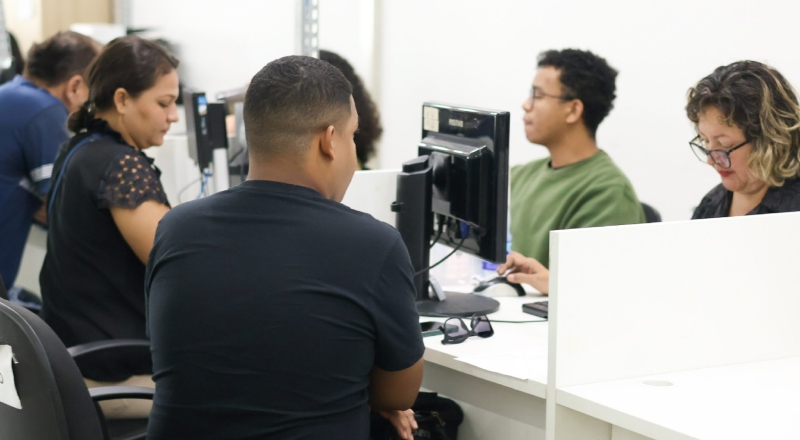 Churrasqueiro, garçom e recepcionista: 135 vagas de emprego estão disponíveis no Amazonas; confira