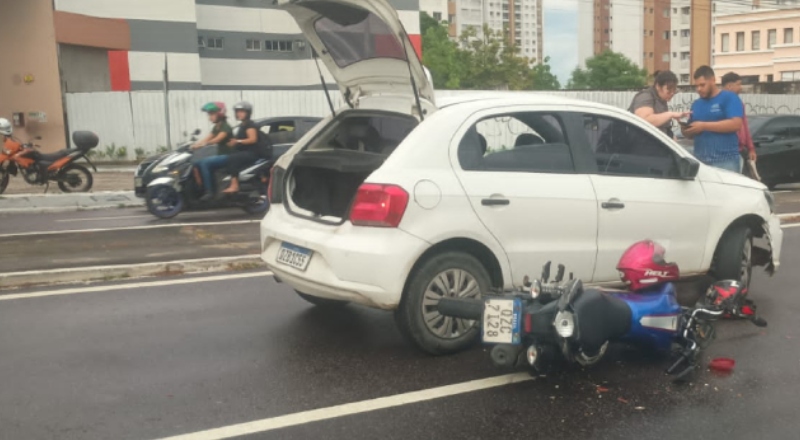 Mulher fica ferida durante acidente na Avenida Efigênio Sales