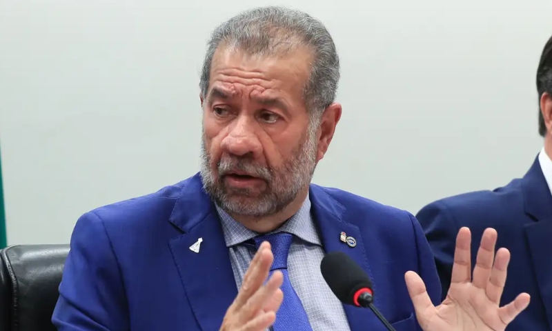 CPMI do INSS ouve Carlos Lupi em meio a crise política e denúncias de fraudes bilionárias; veja vídeo