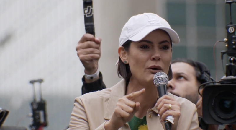 Michelle Bolsonaro chora ao denunciar perseguição e afirma: “Nem orar posso mais em casa”; veja vídeo