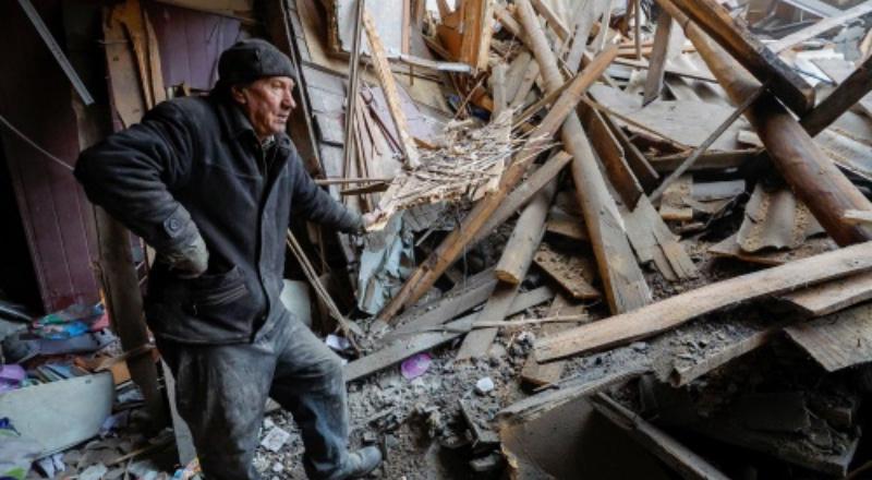 Ataque russo mata mais de 20 pessoas durante pagamento de pensões na Ucrânia; veja vídeo