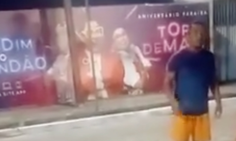 Revoltante: homem é flagrado espancando mulher no meio da rua; veja vídeo