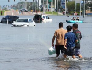 Furacões cada vez mais intensos obrigam moradores da Flórida a se adaptar; veja vídeo