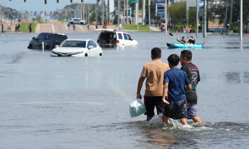 Furacões cada vez mais intensos obrigam moradores da Flórida a se adaptar; veja vídeo