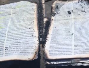 Bíblia não pega fogo durante incêndio que destruiu 6 casas em Manacapuru: "a palavra de Deus intacta!"; veja vídeo