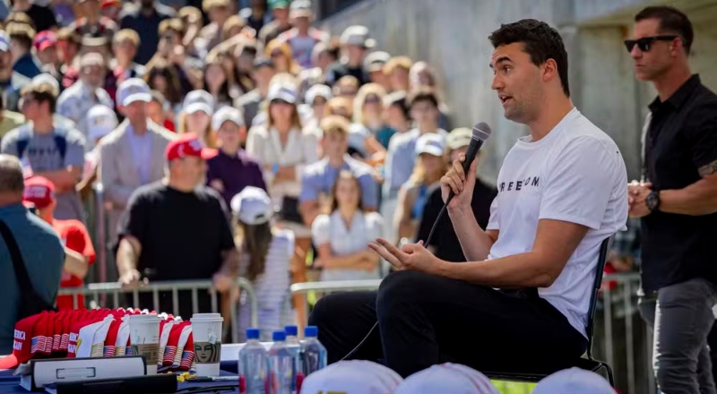Ativista Charlie Kirk, aliado de Donald Trump, morre após ser baleado durante atentado em palestra; veja vídeo