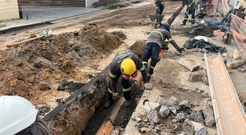Águas de Manaus é multada após falha em obra que põe casas no Vieiralves sob risco de alagamento