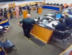 Homem cospe em juiz durante julgamento na Flórida; veja vídeo