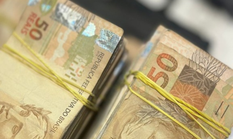 Homem é preso com arma e R$300 mil em espécie em Manaus