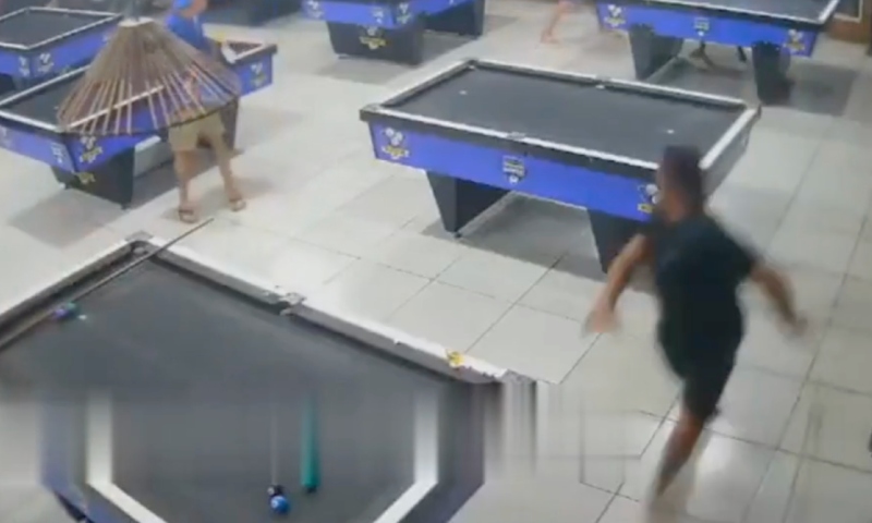 Chocante: vídeo mostra momento em que pistoleiros invadem bar de sinuca e executam jovem na maior frieza; veja