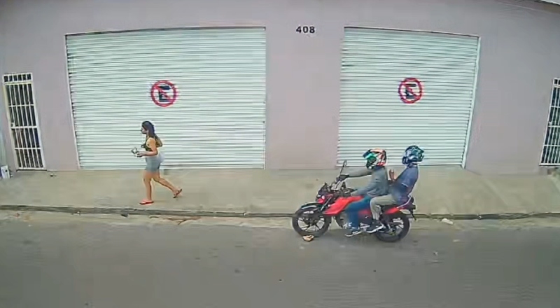 Bandidos armados assaltam jovem em plena luz do dia em Manaus; veja vídeos