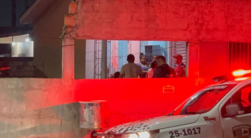 Urgente: homem é morto a tiros na sala de casa, no bairro Monte das Oliveiras; veja vídeo