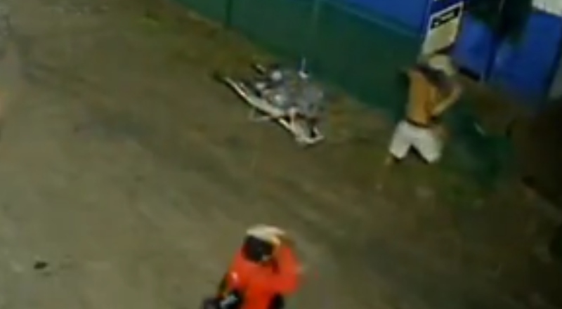 Vídeo mostra momento em que bandidos são punidos pelo tribunal do crime após assaltarem trabalhador; veja