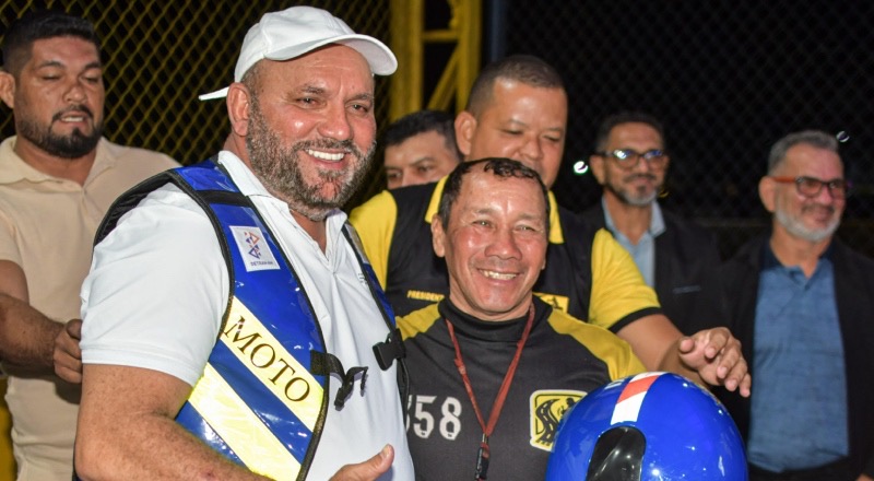 Nicson Marreira entrega permissões definitivas e kits de apoio a mototaxistas em Tefé