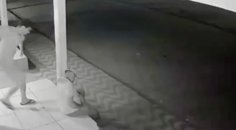 Homem em surto é filmado matando várias pessoas antes de ser morto pela polícia; veja vídeo