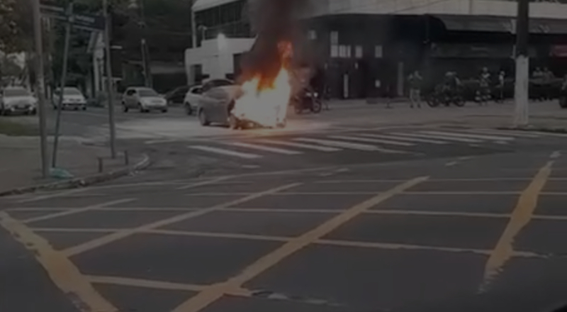 Carro pega fogo próximo a posto de combustíveis no Adrianópolis; veja vídeo