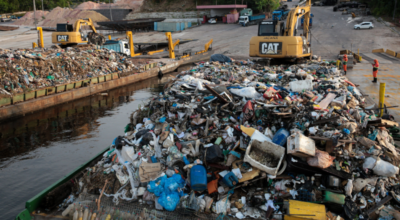 Prefeitura de Manaus retira mais de 2,4 mil toneladas de lixo dos rios e igarapés com a execução de sete transbordos