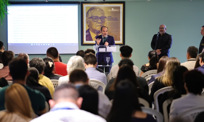TCE-AM recebe palestra internacional sobre Justiça Intergeracional e Direitos Humanos