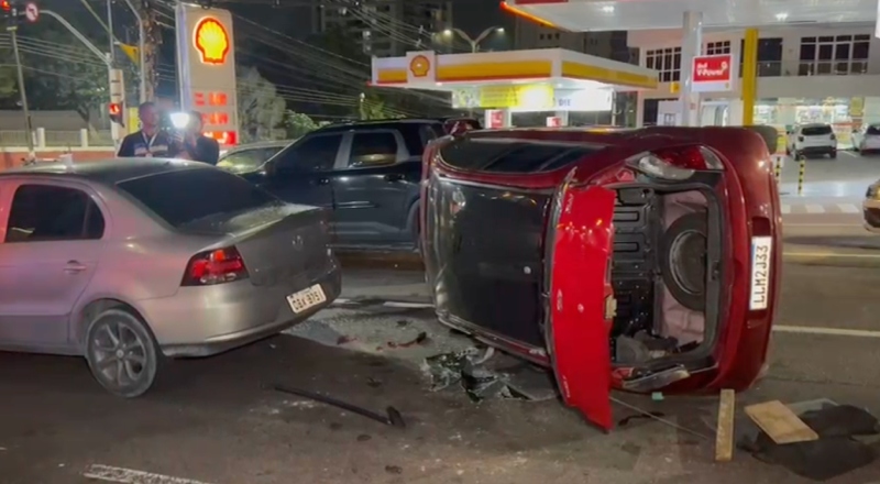 Mulher capota carro durante acidente de trânsito no bairro Adrianópolis; veja vídeo