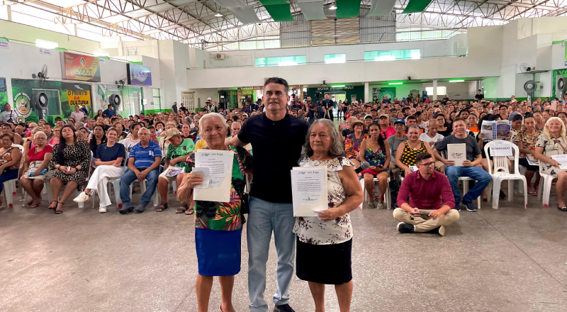 Prefeito David Almeida entrega 600 registros de imóveis no bairro onde nasceu e cresceu