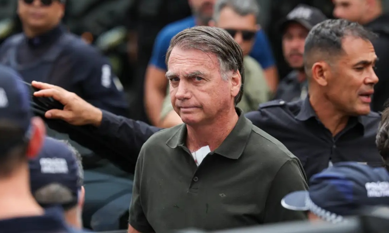 Bolsonaro passa mal e é levado às pressas para hospital em Brasília; veja vídeo