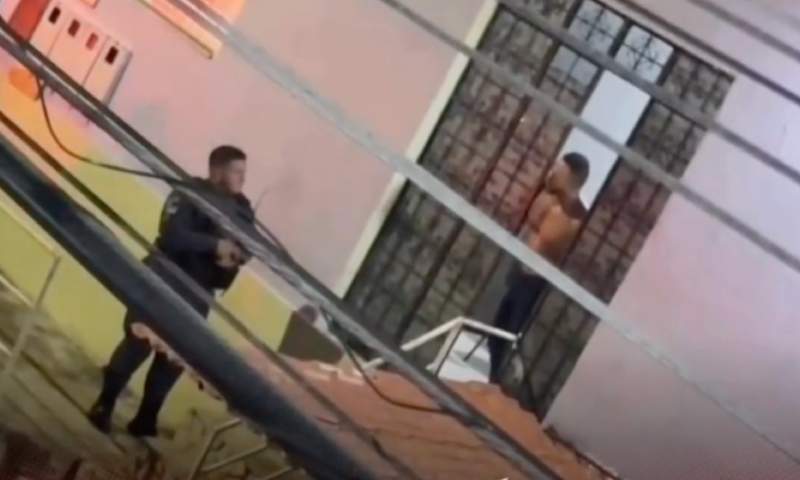 Veja momento em que ‘Valentão’ que estava espancando a mulher é surpreendido pela polícia em Manaus