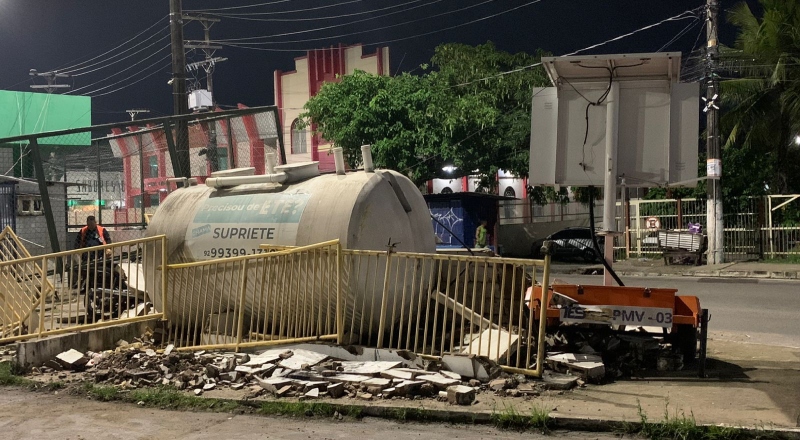 Caminhão invade terminal de ônibus, arrasta placa e destrói muro em Manaus
