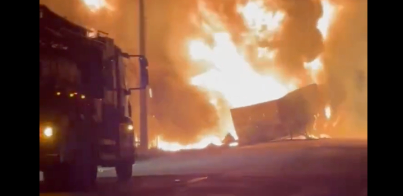 Carreta carregada com óleo de cozinha pega fogo na BR-319 e interdita trecho da rodovia; veja video