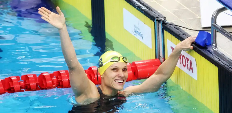 Carol Santiago é tricampeã mundial dos 100m costas em Singapura