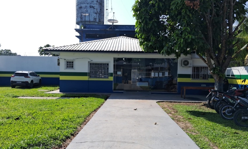 Homem que tentou matar o padrasto a facadas é preso no Amazonas; veja vídeo