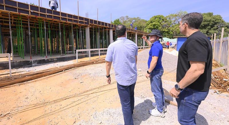 Prefeito David Almeida vistoria obras de assistência social e saúde