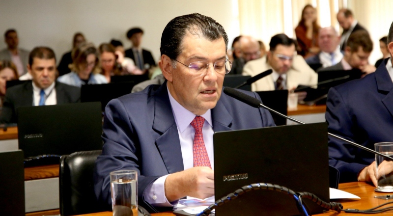 PL relatado por Eduardo Braga garante facilidade para trocar de banco ao receber salário ou aposentadoria