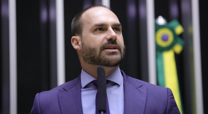 Eduardo Bolsonaro afirma que será candidato à Presidência do Brasil em 2026 caso o pai permaneça inelegível