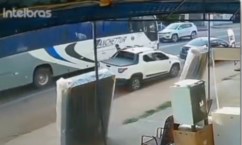Vídeo mostra momento em que motoqueiro morre atropelado por ônibus de rota; veja