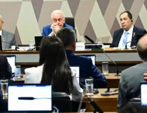 Comissão de Constituição e Justiça do Senado vota a PEC da Blindagem; veja vídeo