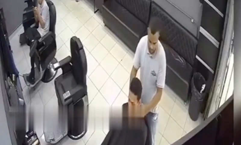 Tudo filmado: barbeiro é executado por pistoleiro misterioso durante atendimento; veja vídeo