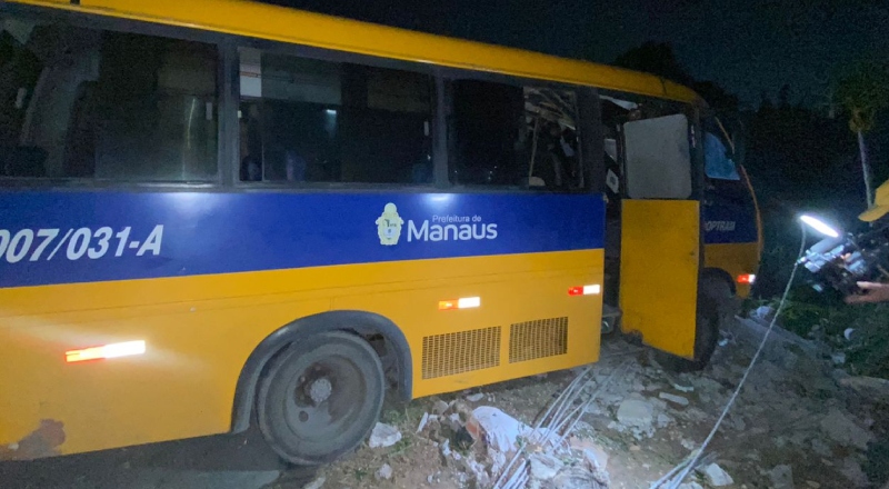 Ônibus amarelinho perde o controle e quase despenca de barranco durante acidente em Manaus; veja vídeos