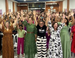 “O Poder da Voz Feminina”: Virada Feminina do Amazonas leva mensagem de empoderamento e fé às mulheres na Compensa; veja vídeo