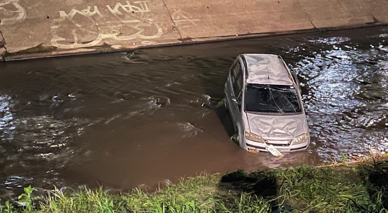 Homem perde controle de carro e cai no igarapé da Av. Brasil, em Manaus