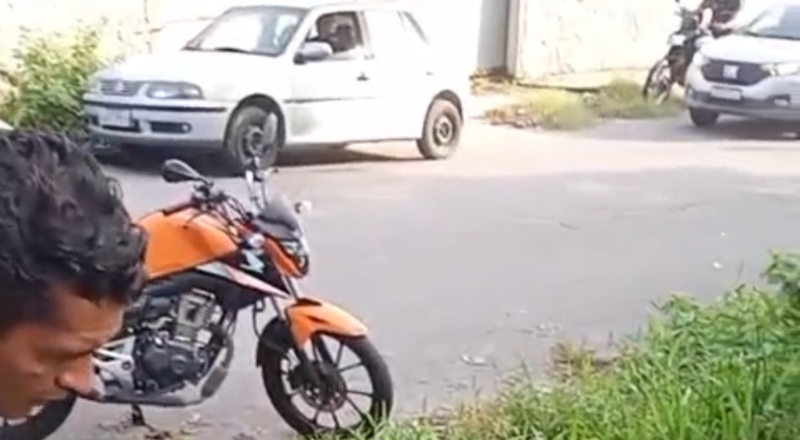 Urgente: mototaxista encontra corpo desovado no Colônia Terra Nova: “Tá cheio de tiro”; veja vídeo