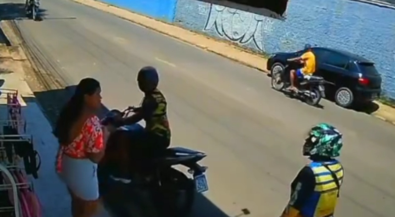 Veja momento em que mototaxista é esfaqueado durante tentativa de homicídio em Tefé