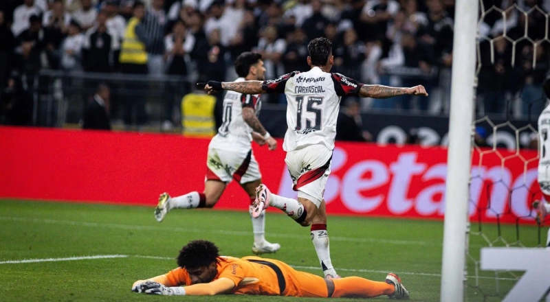 Flamengo vence o Corinthians e aumenta para 43% suas chances de título no Brasileirão