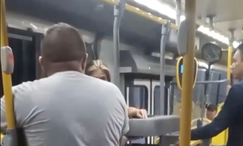 Moradora de rua tenta roubar passageiro dentro de ônibus em Manaus e ninguém faz nada; veja