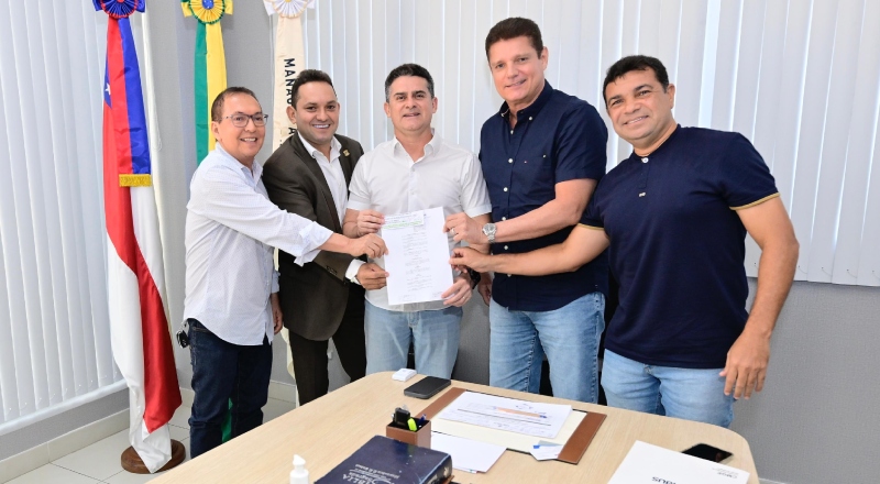 Prefeito David Almeida assina decreto que amplia autorizações de táxis em Manaus e beneficia mais de 6 mil motoristas